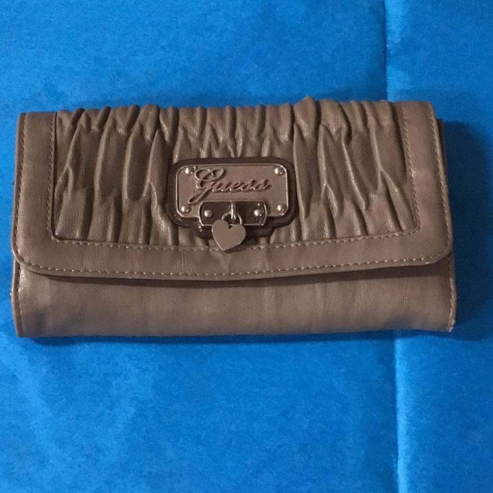 🎁5/10.00🎁 Guess Wallet,compartments, some wear, overall nice, 2.00 w purchase